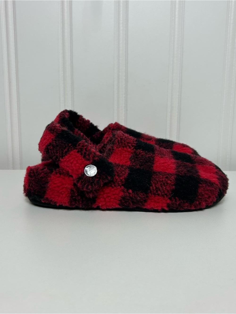 Crocs classic Cozzzy Red & Black Buffalo Plaid house Slippers women’s 7
